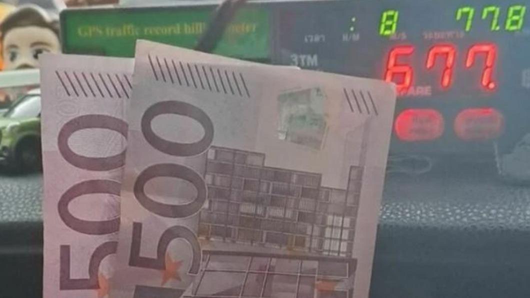 泰國一名運將載到趕時間的外國人，結果對方竟在下車時給了2張500歐元紙鈔當小費。（圖／翻攝自臉書）