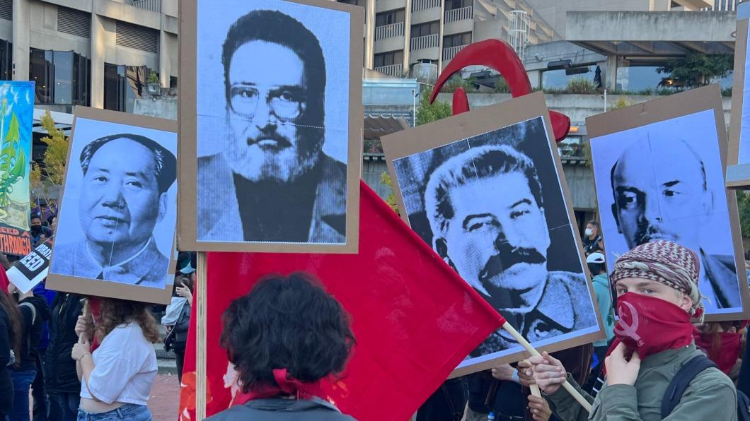 反APEC聯盟上街示威舉著毛澤東、列寧等人頭像，反對共產主義。（圖／翻攝自@lwoodhouse推特）