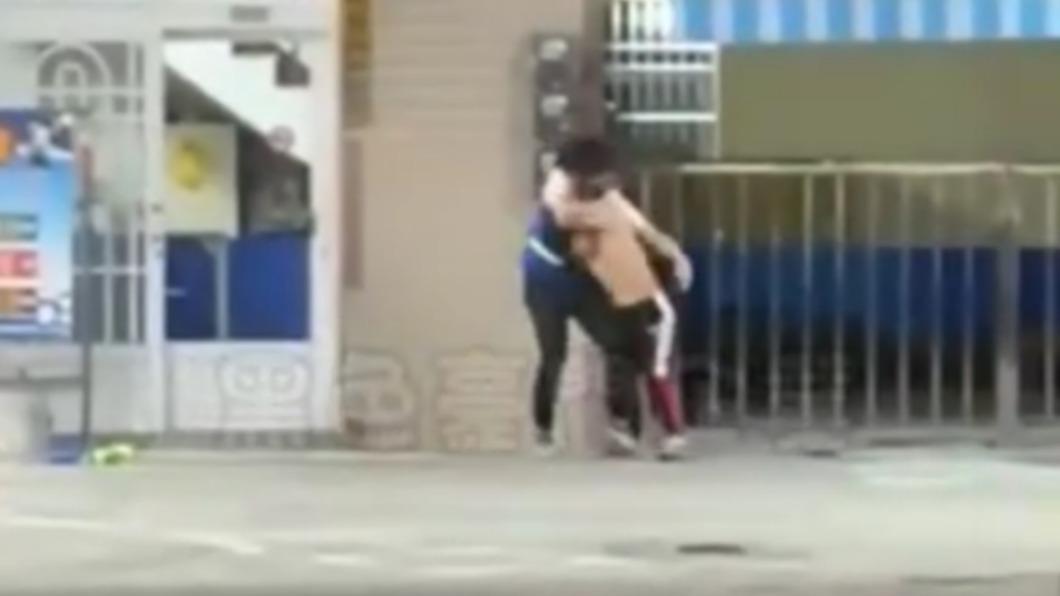 加油站員工與一名赤裸上身的男子在街頭激戰。（圖／翻攝自黑色豪門企業）