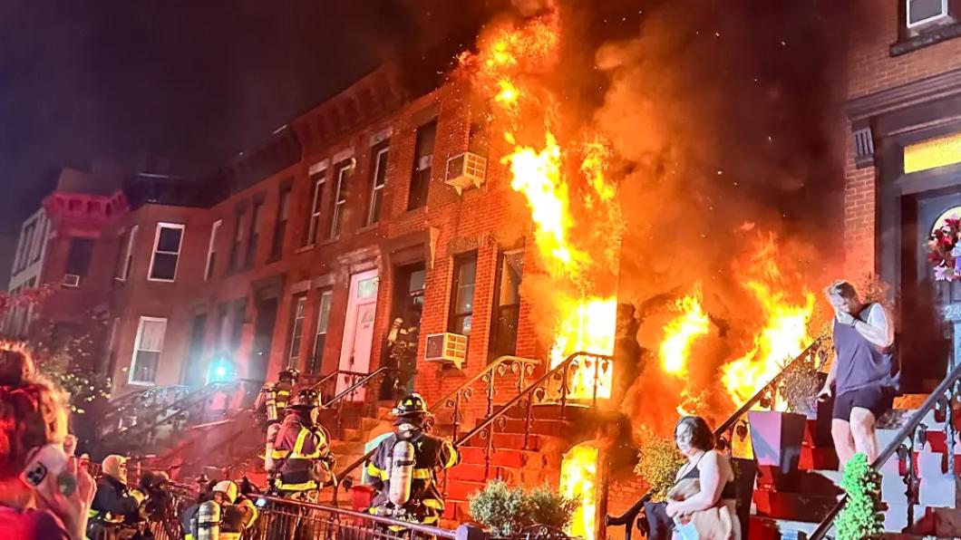 紐約布魯克林的3層公寓驚傳死亡火災。（圖／翻攝自New York Post）