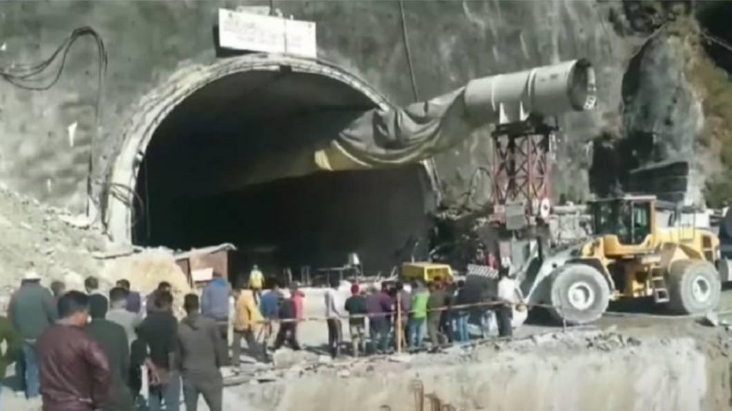 印度北阿坎德省（Uttarakhand）一條隧道發生坍塌意外。（圖／NEWS9 LiveYouTube ）