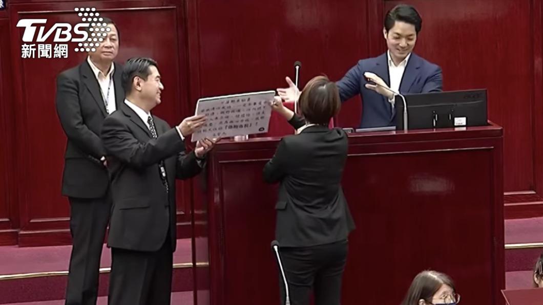 議員林延鳳要求台北市長蔣萬安簽署「不落跑承諾書」。（圖／TVBS）