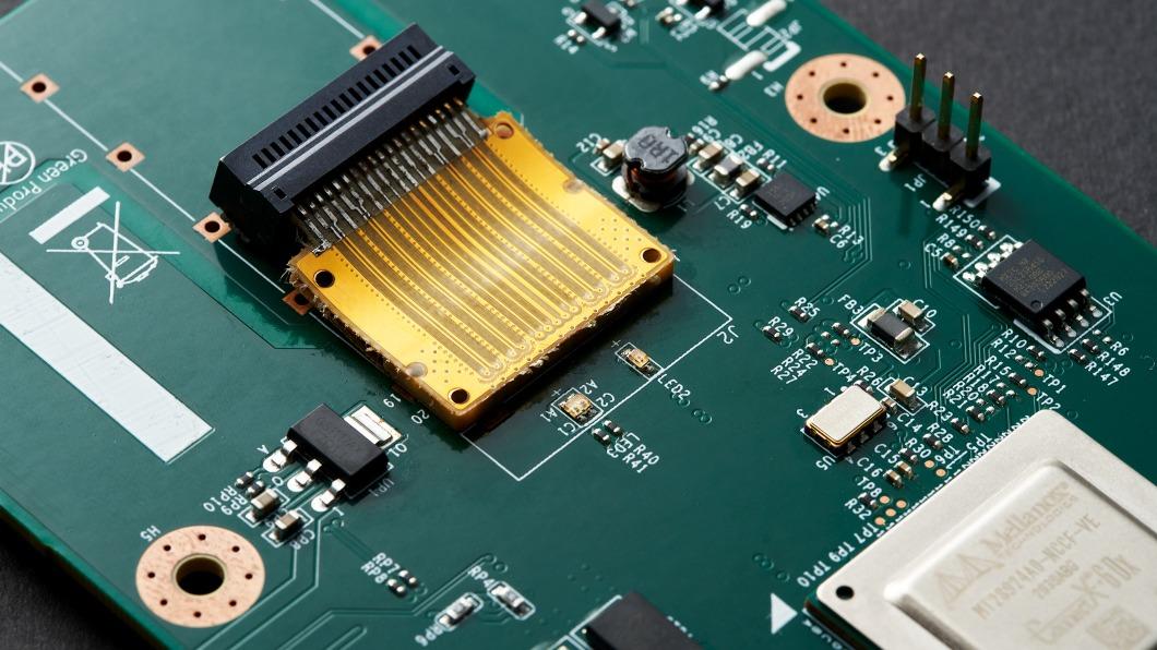 新漢發表PCB堆疊製程超高速連接器。（圖／新漢提供）