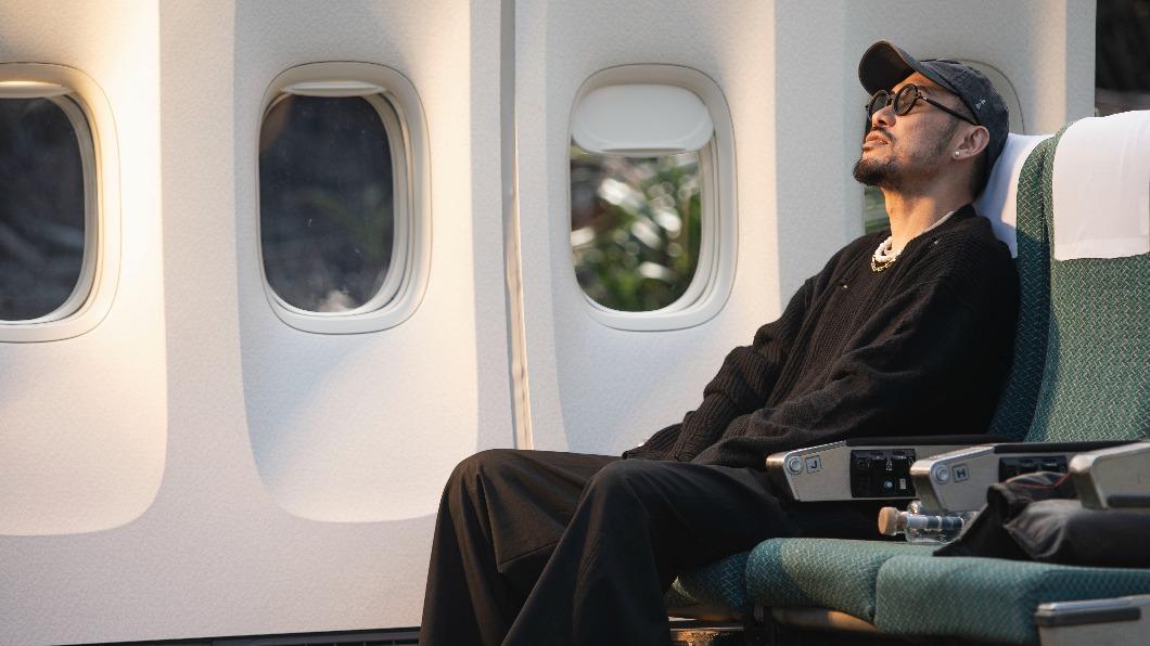 熱狗推出新歌〈她的眼光〉，拍攝MV時他坐在機艙場景對嘴，想起曾遭遇恐怖飛行。（圖／本色音樂提供）