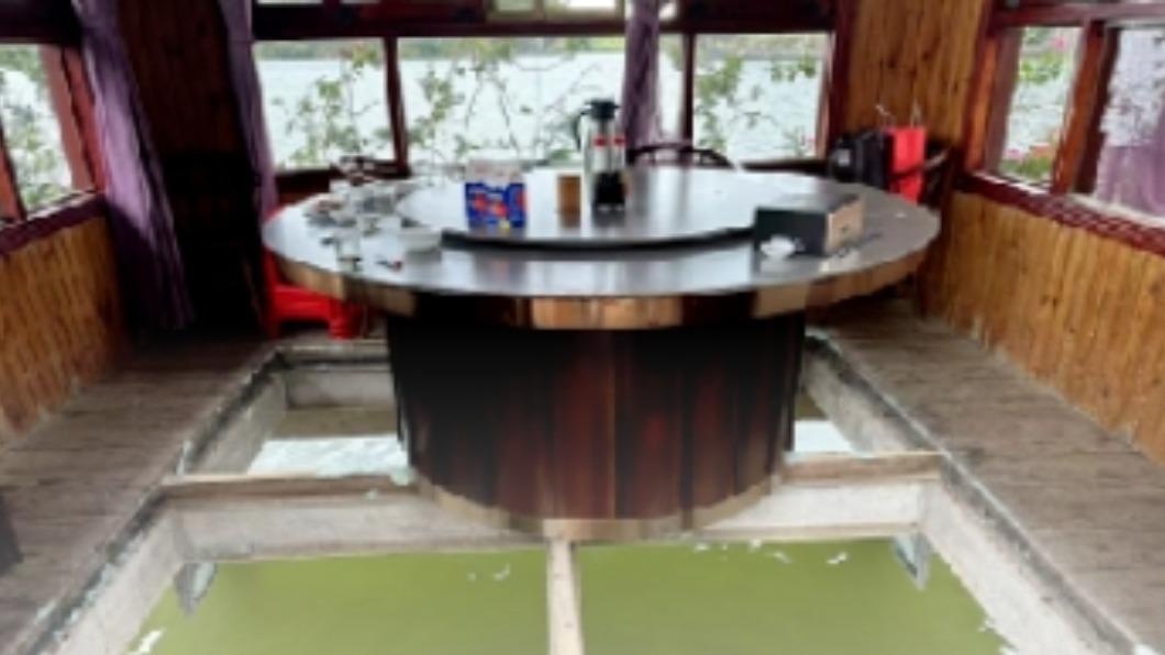 一座建於湖上的水上餐廳的玻璃地板破裂。（圖 / 翻攝自微博）