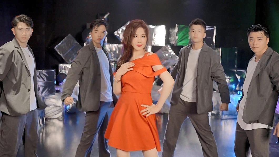 玟靈在疫情期間迷上烘焙，更花了20萬採買器材。（圖／浩翔多媒體提供）