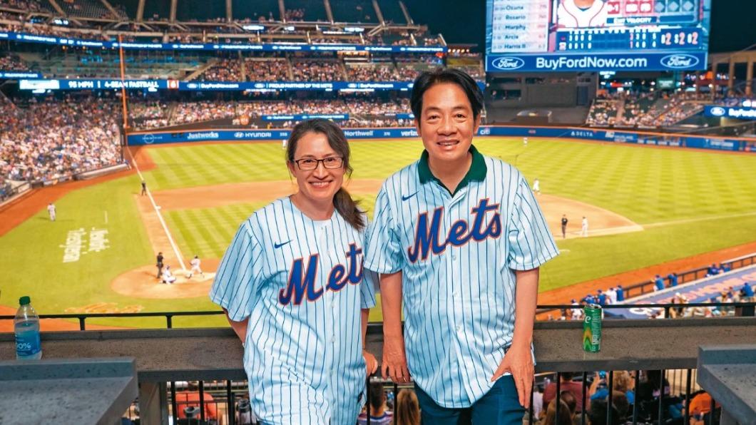 賴蕭都是棒球迷。圖為今年4月賴清德（右）過境美國與蕭美琴（左）到大都會球場觀賽。（圖／翻攝自總統府flickr）