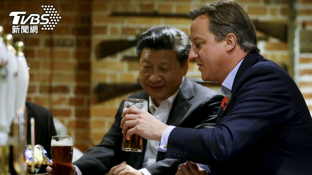 2015年中國國家主席習近平訪問英國，與時任首相卡麥隆一同在小酒館喝啤酒。（圖／達志影像路透社）