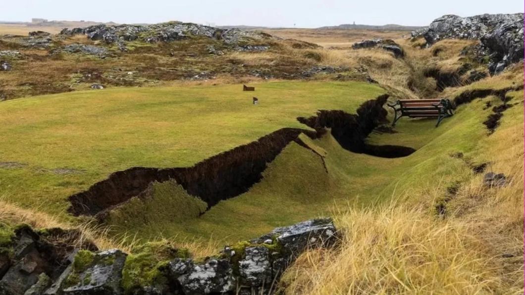 冰島短短2天內已震2800次，火山爆發在即！震撼地裂影像曝光。（圖／翻攝自BBC）