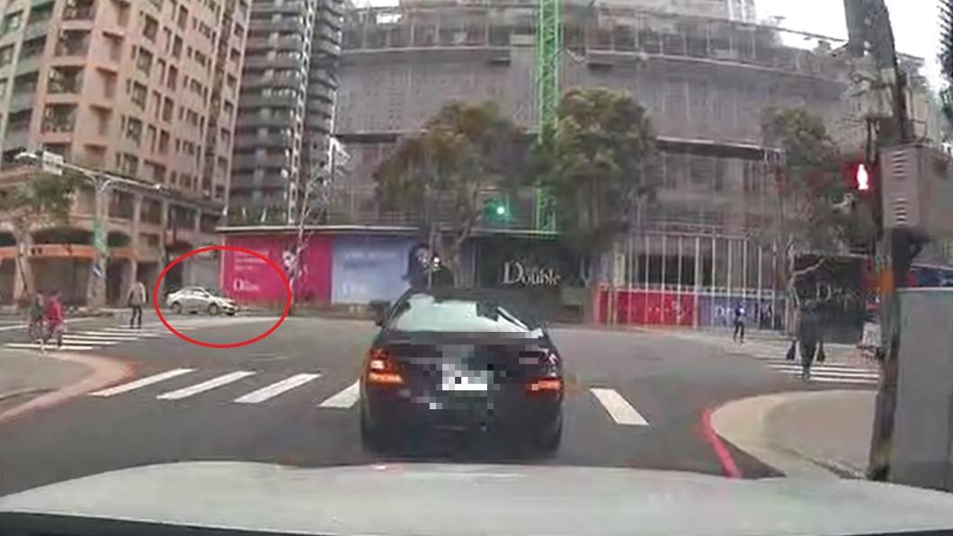 行車紀錄器拍下小轎車違規逆向。（圖／翻攝Facebook《林口大家庭LinKou-Family》）