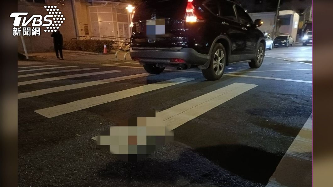 新北市板橋區昨晚發生離奇車禍，男子遭毆倒地後又被來車撞輾身亡。（圖／TVBS）