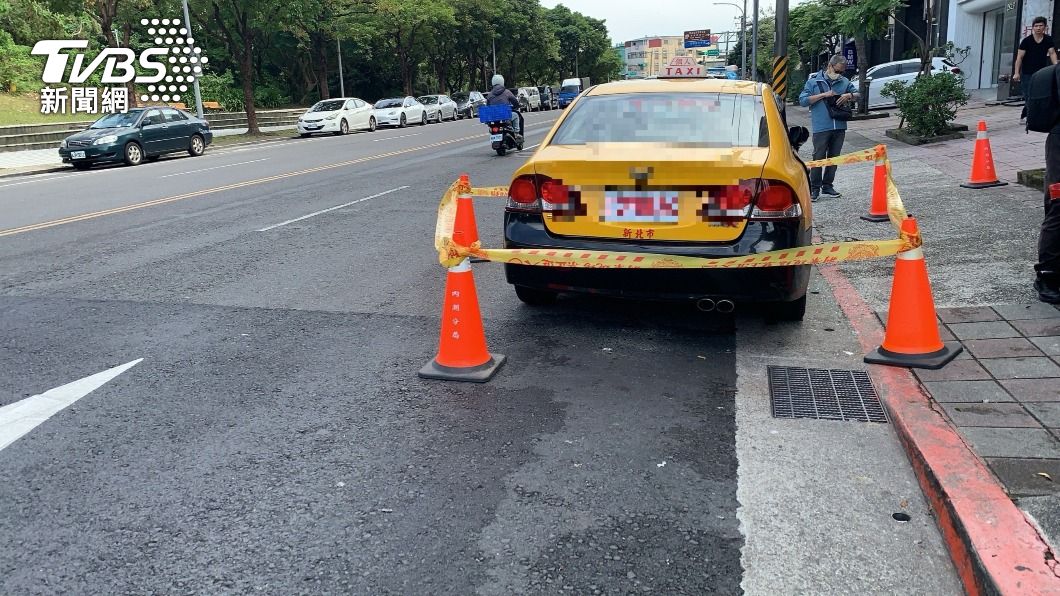 北市內湖區傳出有計程車司機陳屍車內，警封鎖現場調查中。（圖／TVBS）