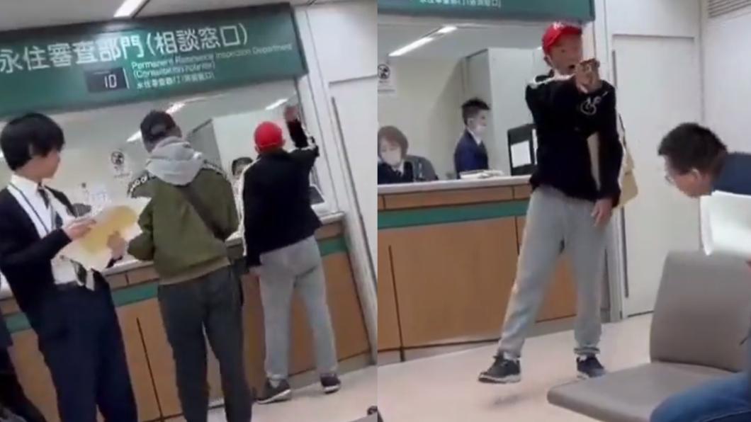戴著紅色帽子的男子自稱中國人，在申請日本永住權的窗口前暴走叫罵。（圖／翻攝自@shion_reik3推特）
