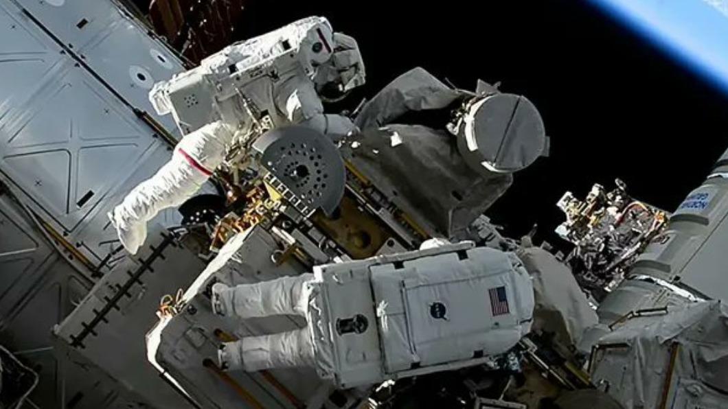 NASA太空人在執行公務時，掉落工具包。（示意圖／翻攝自@SpaceFabrics推特）