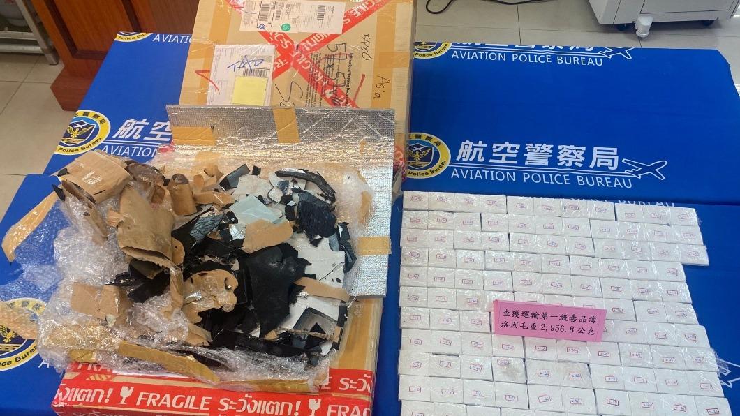 航空警察局與關務署台北關在桃園國際機場查獲以畫框夾藏近3公斤海洛因企圖闖關。（圖／航空警察局提供）
