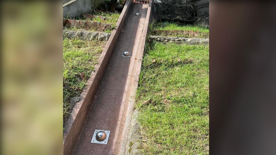 網友在行經公園時看到奇特的「溜滑梯」。（圖／翻攝自「路上觀察學院」臉書）