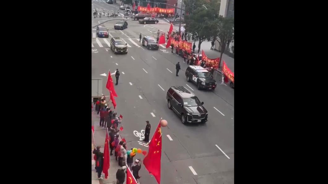 大批華人手持標語和五星旗聚集舊金山街頭，歡迎習近平訪問。（圖／翻攝自推特@DC_Draino）