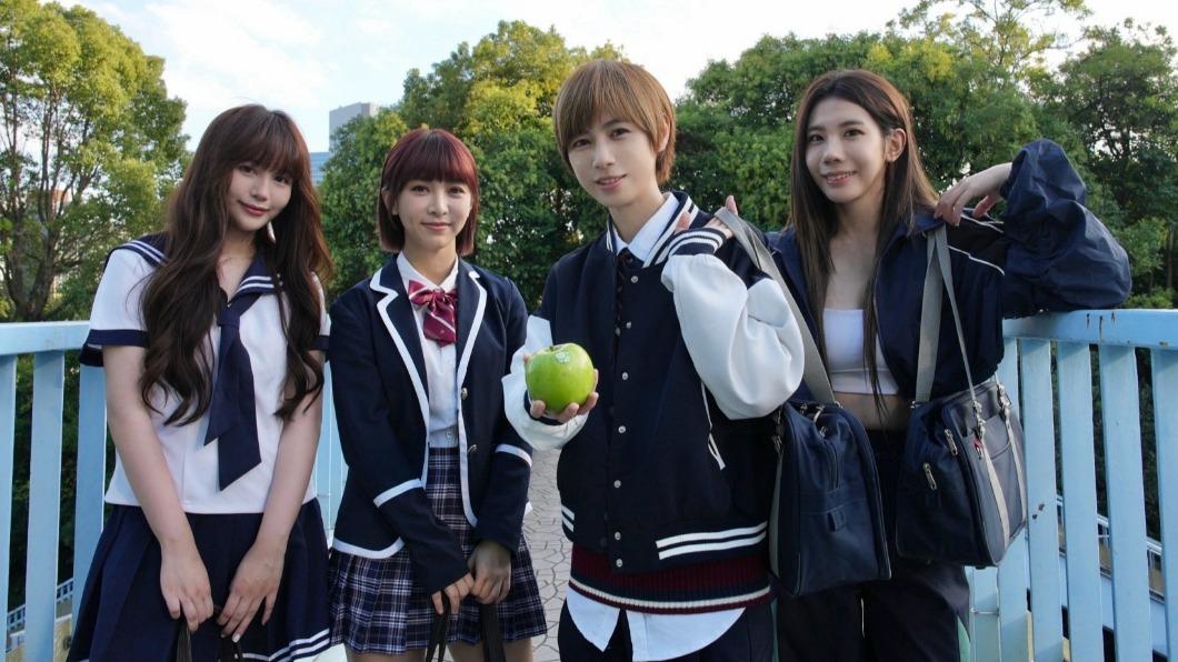 琳誼（左起）、溫妮、魏嘉瑩及小V飛往日本拍攝新歌MV，更穿上學生制服展現青春氣息。（圖／相映音樂提供）