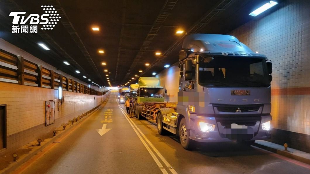 高雄過港隧道4貨櫃車連環撞。（圖／TVBS）