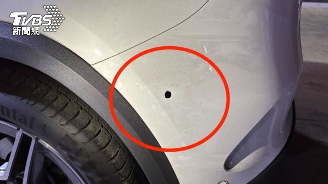 車輛上被打中1槍留有彈孔。（圖／TVBS）