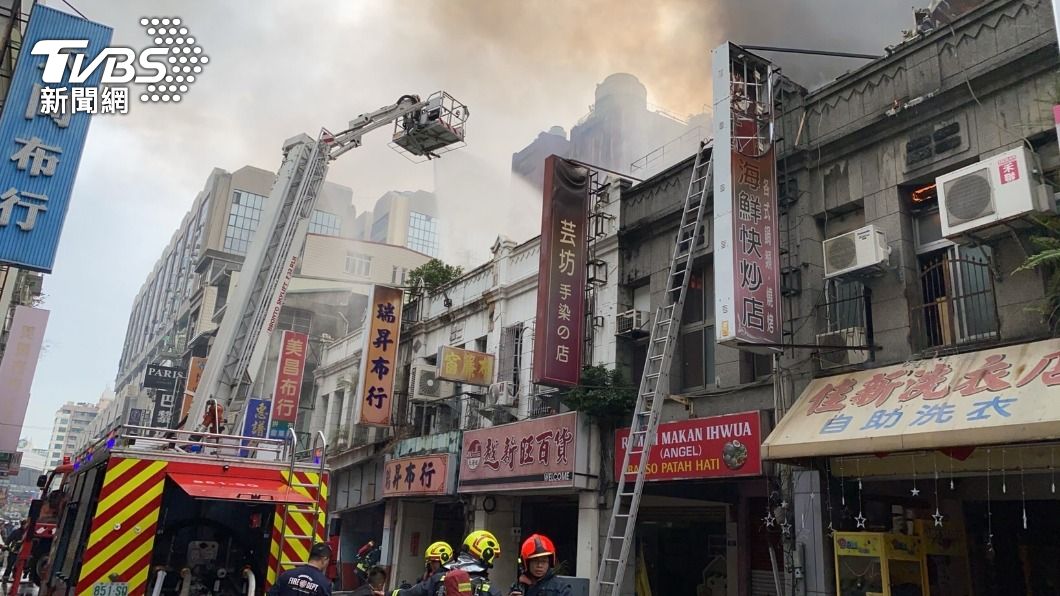 台中市自由路、成功路口一間民宅發生大火。（圖／TVBS）
