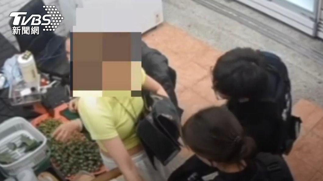 穿著黃衣的女子到檳榔攤藏東西被員警發現。（圖／TVBS）