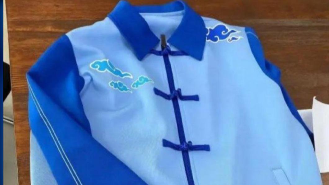 中國大陸山東某所學校推出的校服款式像「壽衣」。（圖／翻攝自猛獁新聞　微博）