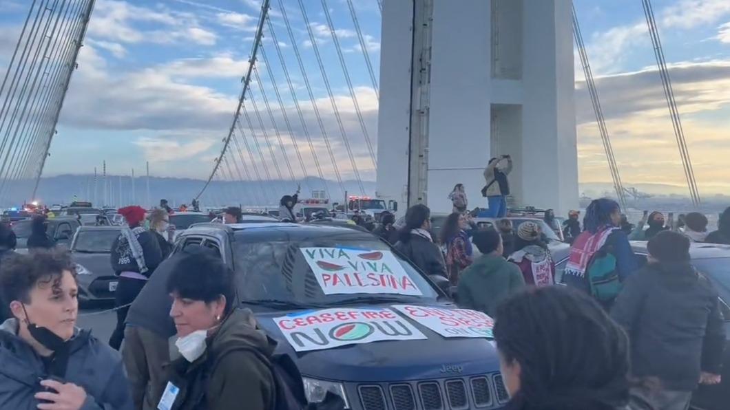 海灣大橋擠滿抗議民眾。（圖／翻攝自X）