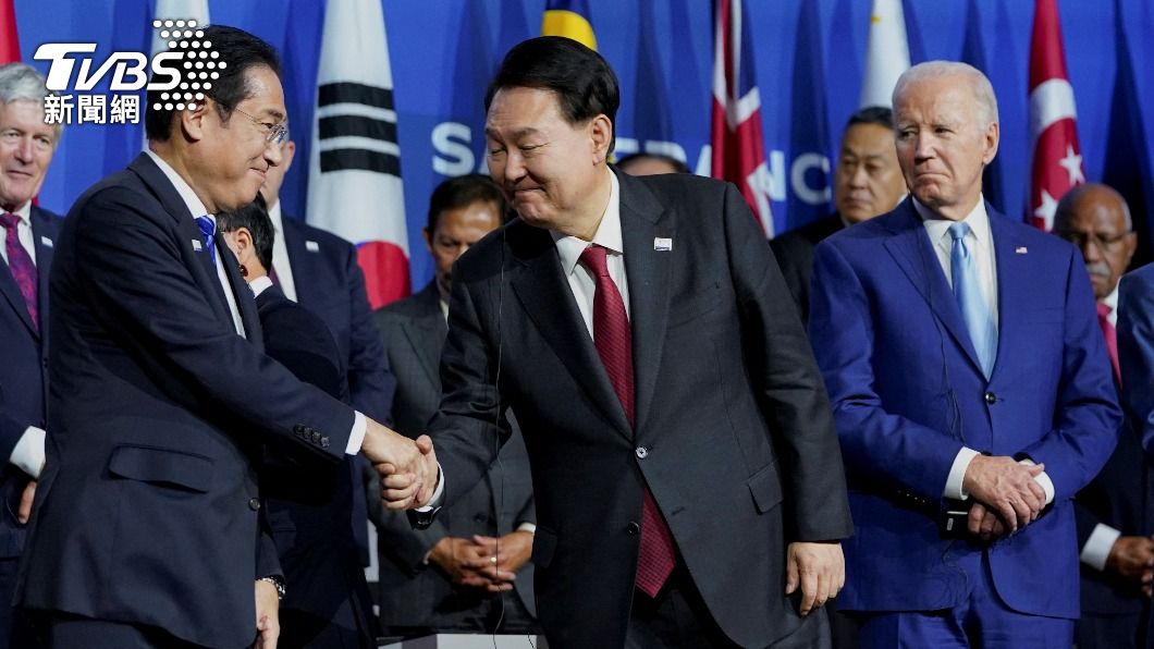 日本首相岸田文雄與南韓總統尹錫悅會談。(圖／AP）