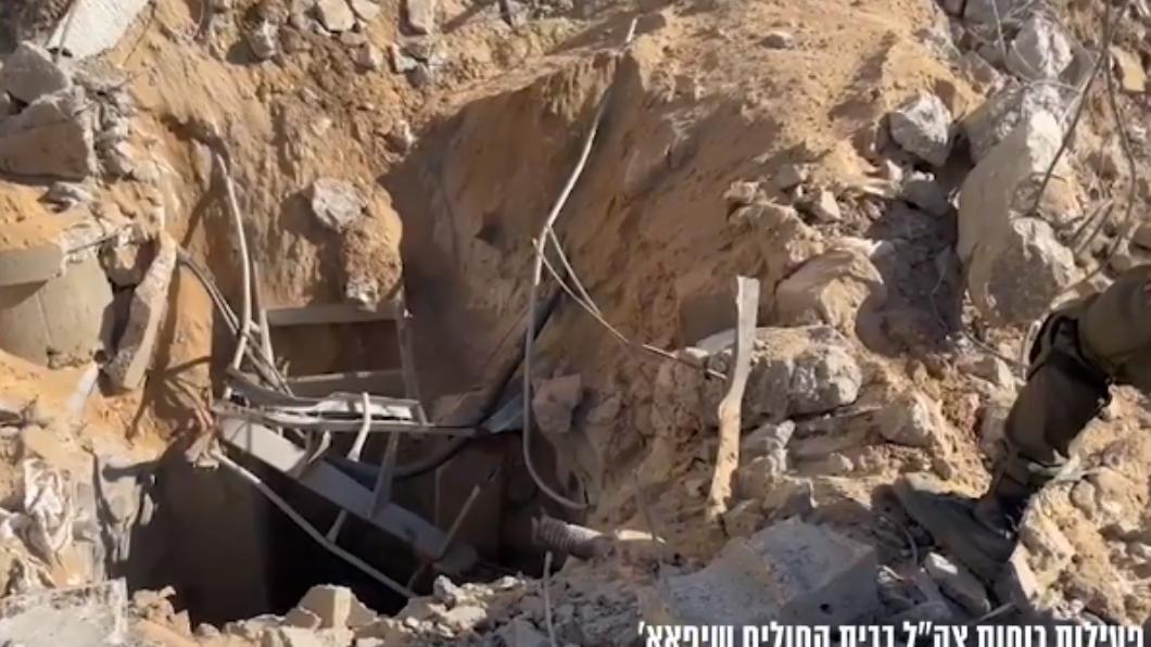 以色列軍聲稱從加薩西法醫院內發現哈瑪斯用的地道。（圖／翻攝自X@manniefabian）