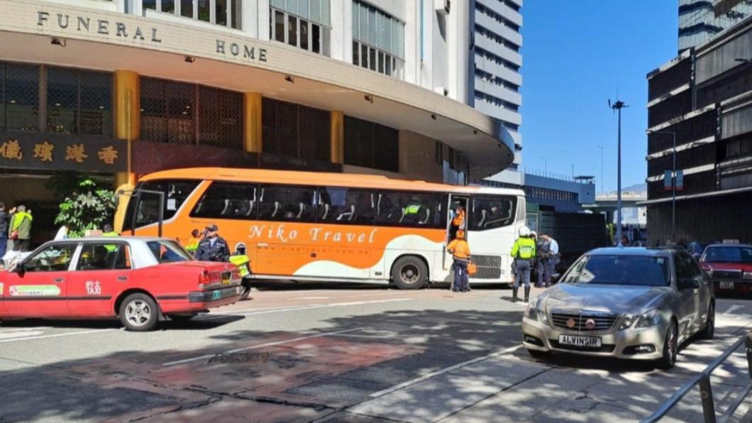 香港巴士撞進殯儀館。（圖／翻攝自AM730）