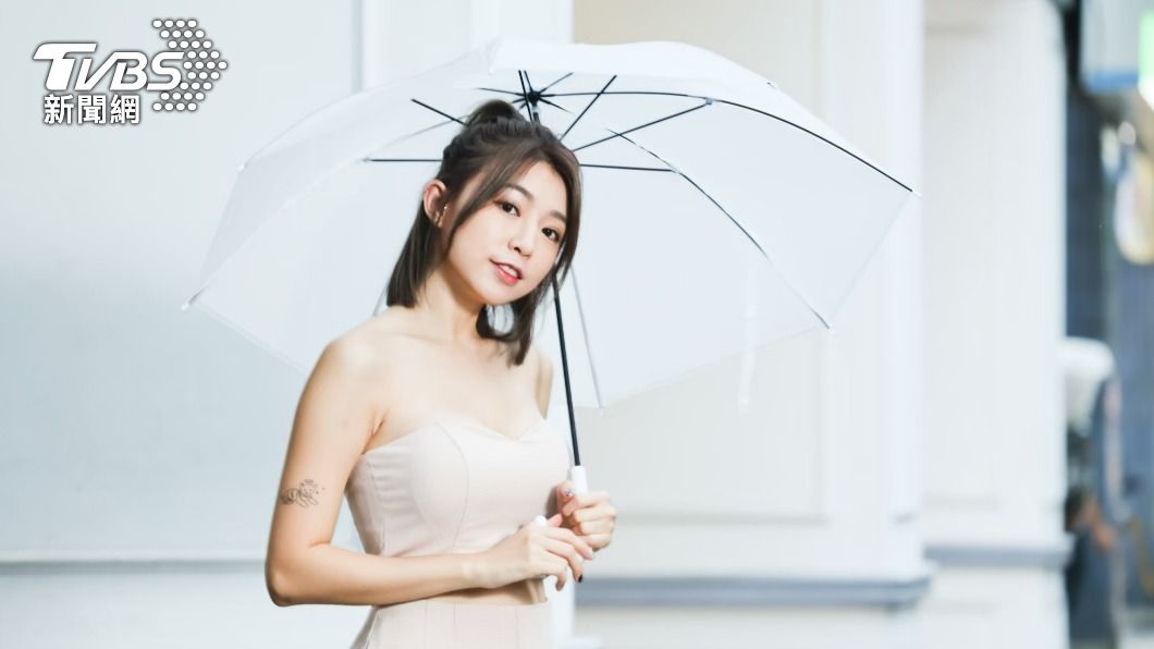 撐起雨傘的黃潔琪又散發出不同風格。（圖／趙世平攝）