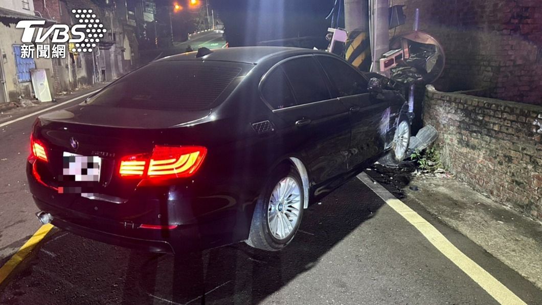 林男的BMW轎車撞斷電線桿和反光鏡。（圖／TVBS）