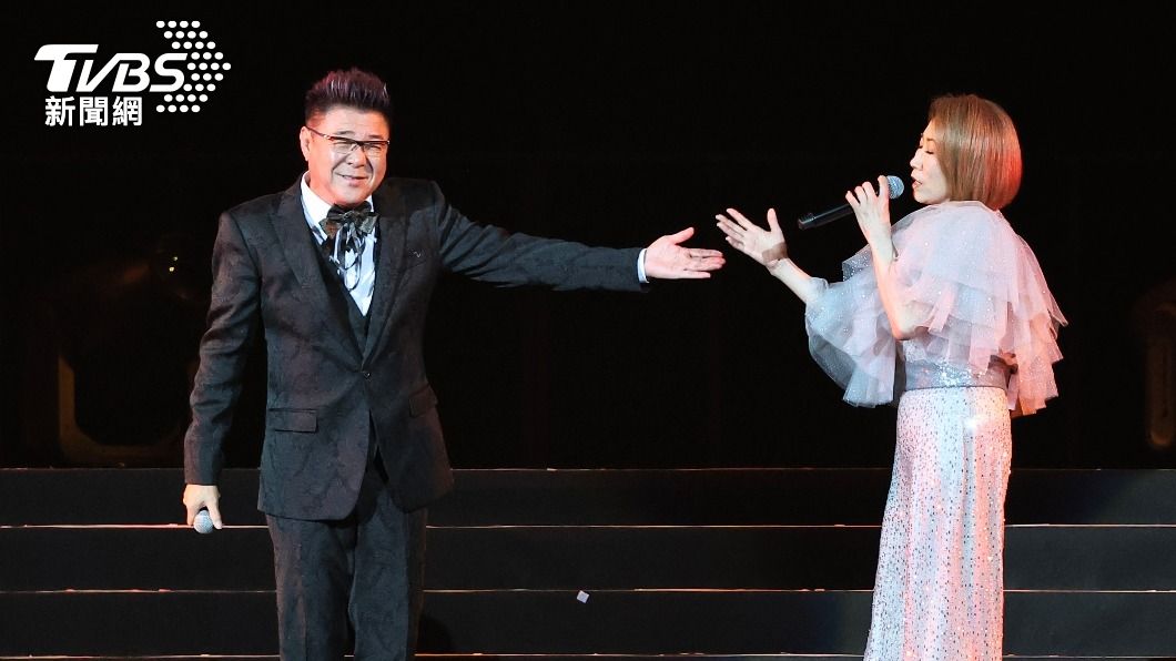 姜育恆（左）今晚在小巨蛋開唱，李翊君驚喜亮相對唱〈愛我妳怕了嗎〉。（圖／張哲鳴攝）