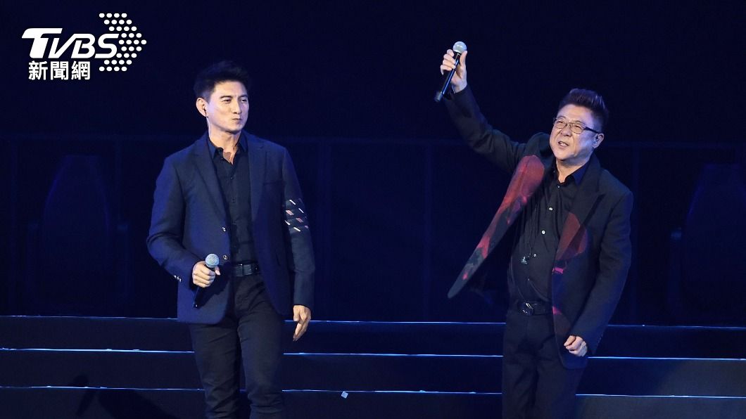 吳奇隆（左）為了師兄姜育恆的演唱會特地回台，更罕見開金嗓獻唱〈心向你飛〉。（圖／張哲鳴攝）