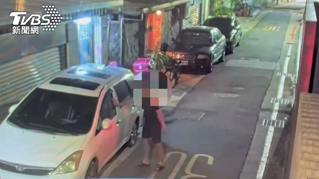 車主發現竊賊身影，立即關壓車門阻止竊賊逃離現場。（圖／TVBS）