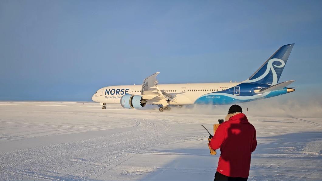 波因787「夢幻客機」降落在南極由冰雪砌成的跑道上。（圖／翻攝自X@flightradar24）