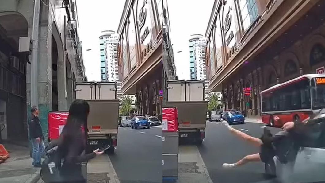 短裙妹過馬路被撞飛。（圖／翻攝自臉書「馬路的事討論區」）