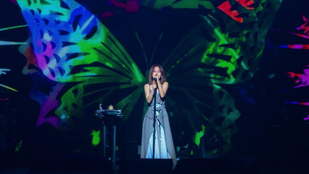 白安學了新加坡式說話方式。（圖／相信音樂提供）