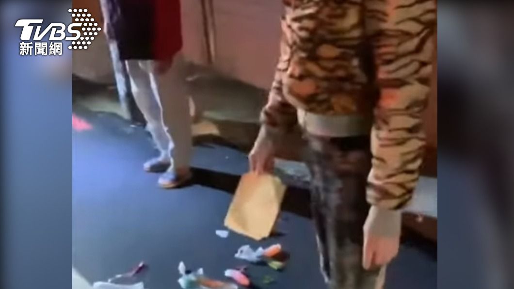 周姓婦人拿便當盒砸向清潔隊員。（圖／TVBS）
