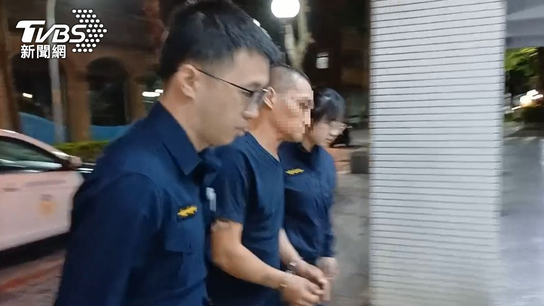 涉嫌搶奪金項鍊的江姓男子被帶回偵辦。（圖／TVBS）