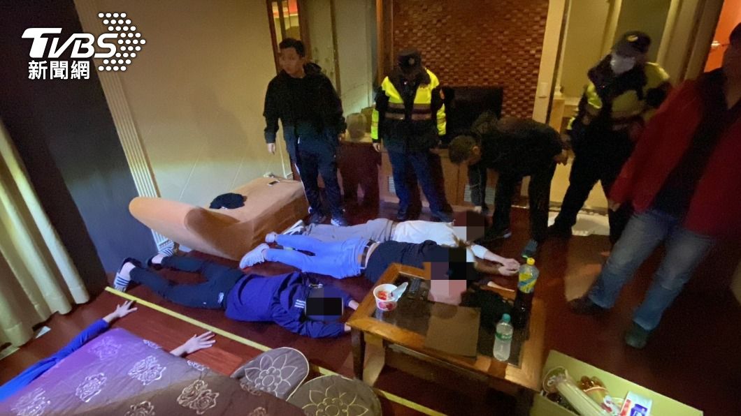 警方循線到汽車旅館攻堅查緝，當場逮捕4名擄人犯嫌。（圖／TVBS）