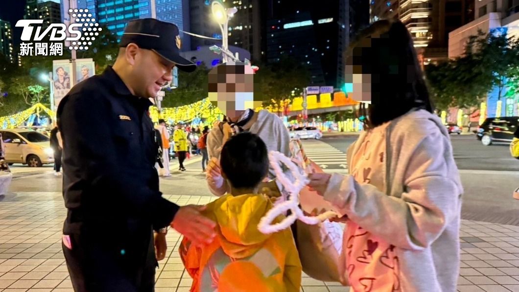警方帶著家長找到孩童。（圖／TVBS）