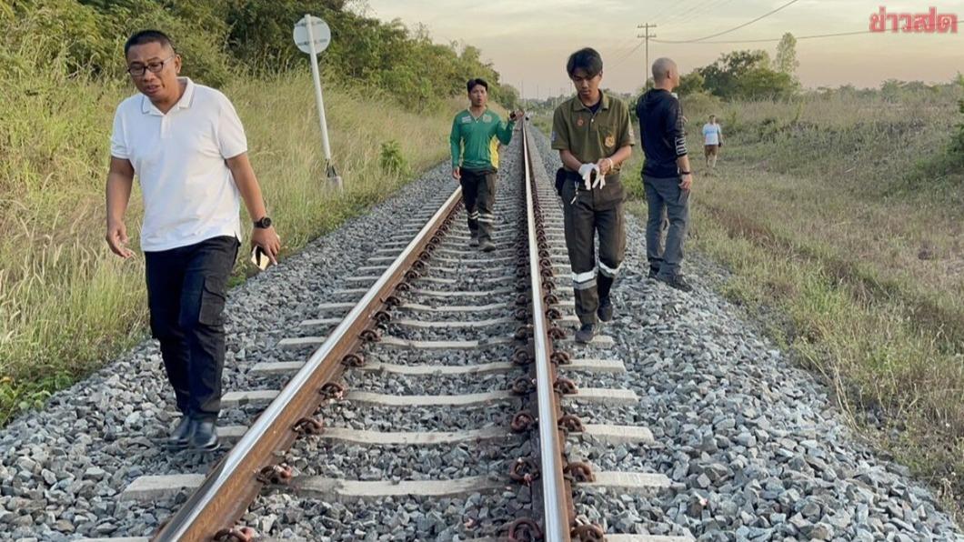 泰國發生一起致命火車事故，一位躺在鐵軌上睡覺的男子遭撞死。（圖／翻攝自泰國世界日報）