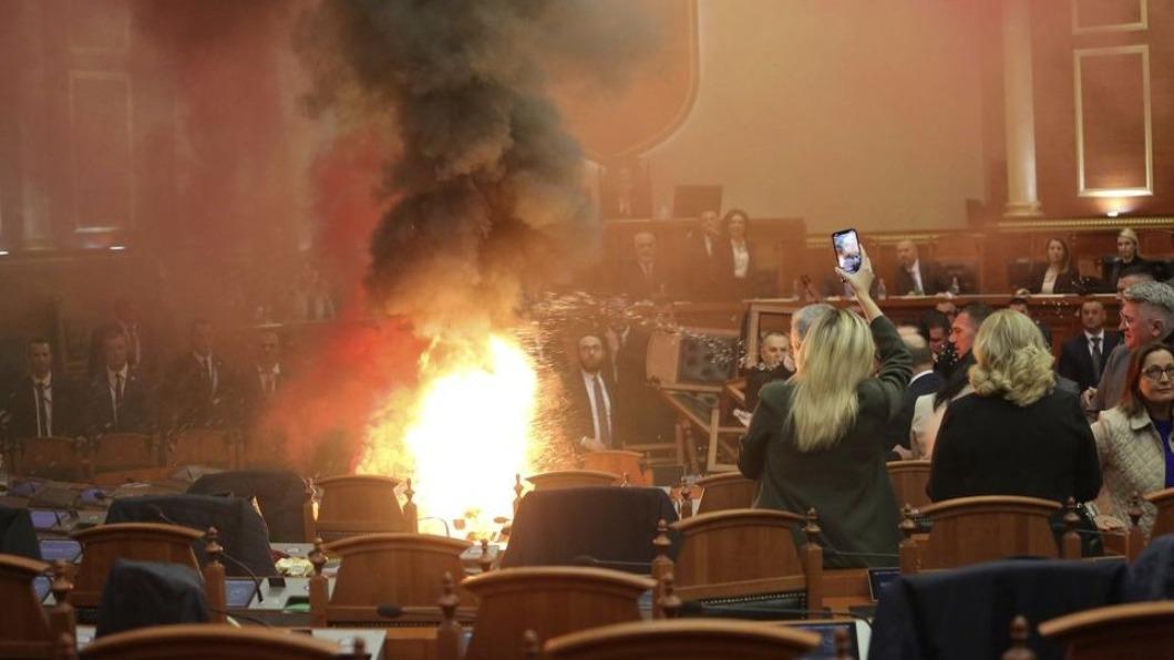 阿爾巴尼亞反對派在議場內點煙霧彈和縱火。（圖／翻攝自X@kos_data）