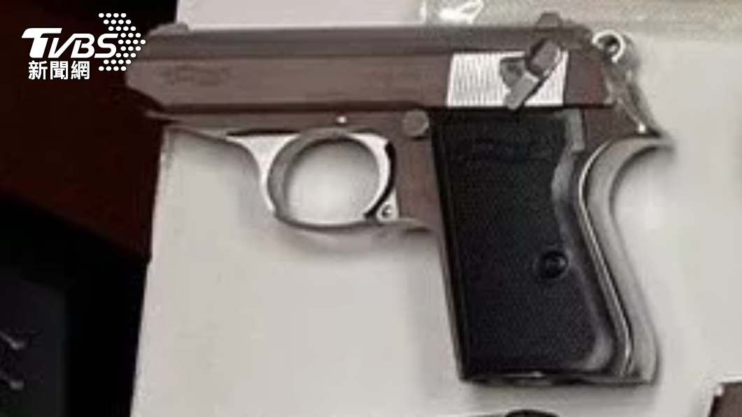 警方搜查時，發現電影《007系列》中主角詹姆士龐德的專用手槍。（圖／TVBS）