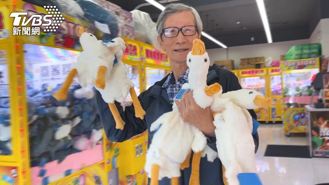 Retired man becomes local legend for claw machine skills (TVBS News) Retired shopper becomes local legend for claw machine skills