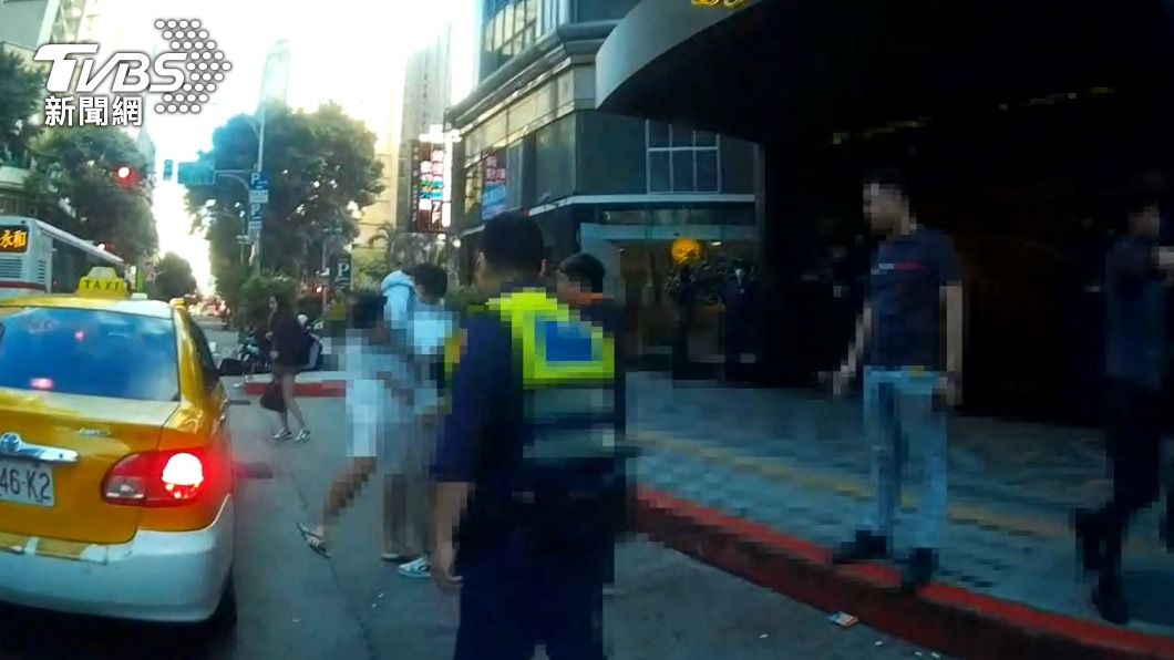 北市中山區酒店爆酒客衝突，大批警力趕抵現場。（圖／TVBS）