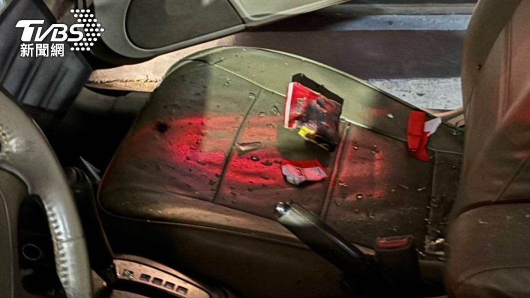 副駕駛座車窗遭人擊破丟擲鞭炮。（圖／TVBS）