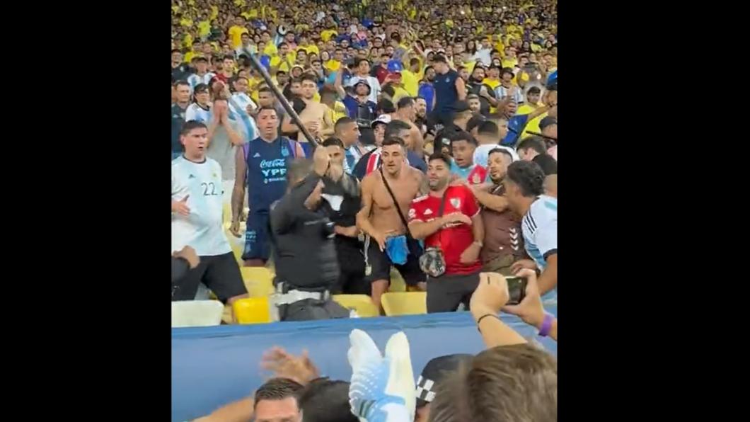 巴西警察在里約球場持警棍毆打阿根廷球迷。（圖／翻攝自推特@_igorrodrigues）